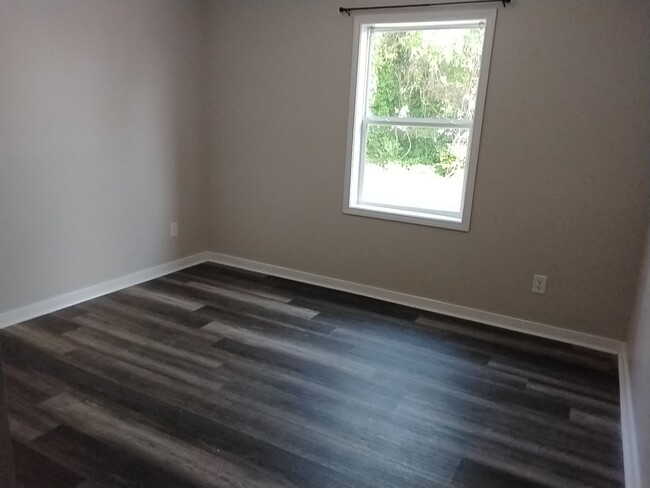 Building Photo - Cozy 2 Bedroom Bungalow in the Swansboro A...