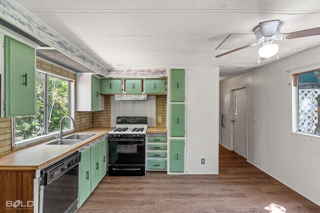 Building Photo - MOVE IN SPECIAL HALF OFF FIRST MONTHS RENT