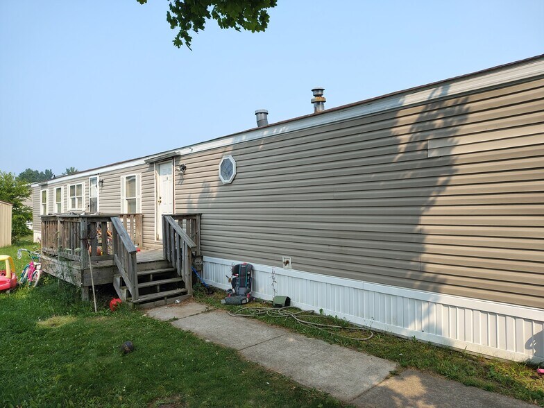 Building Photo - 4652 Meadow Lane Dr