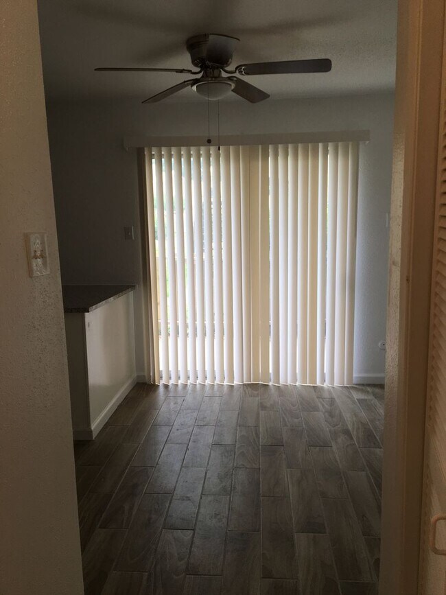 Building Photo - 2 Bedroom 2.5 Bath two story townhome