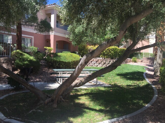 Building Photo - Perfect 2 bed/2 bath condo in Summerlin!