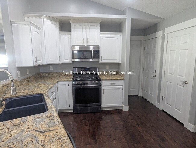 Building Photo - 6 Bed 3 Bath Home with Everything!