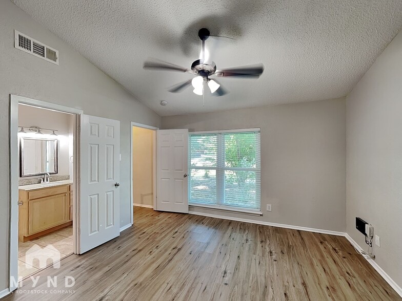 Building Photo - 605 Pyramid Dr