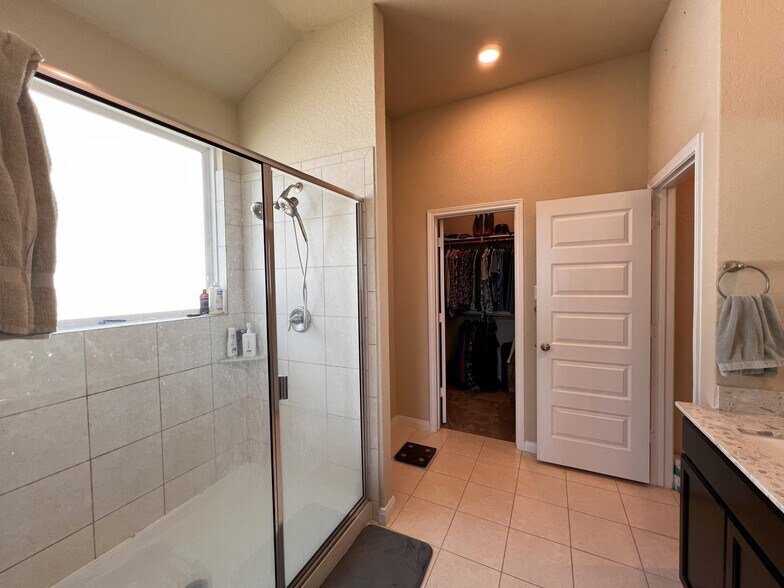 Ensuite master bathroom, large walk-in shower - 9186 Devils Riv