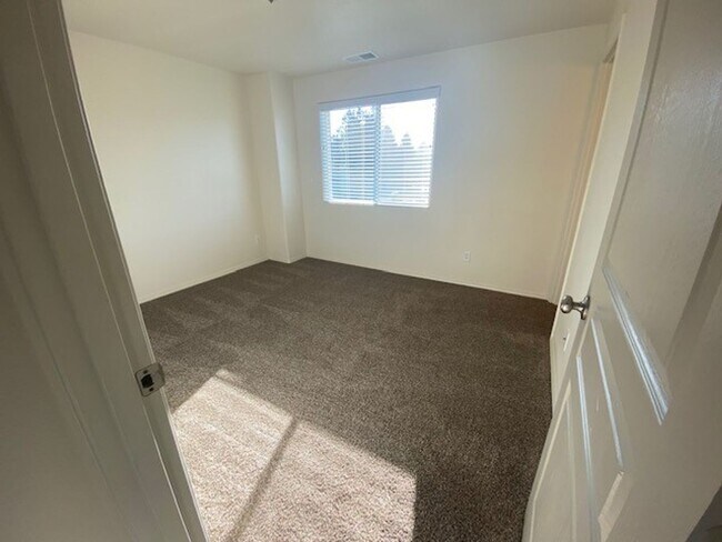 Building Photo - MOVE IN SPECIAL $500 off first month rent ...