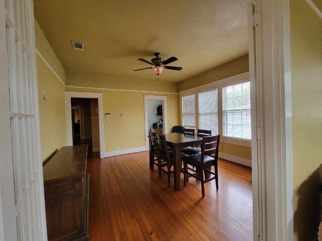 Building Photo - Historic home 2/1 for rent! Fully furnished