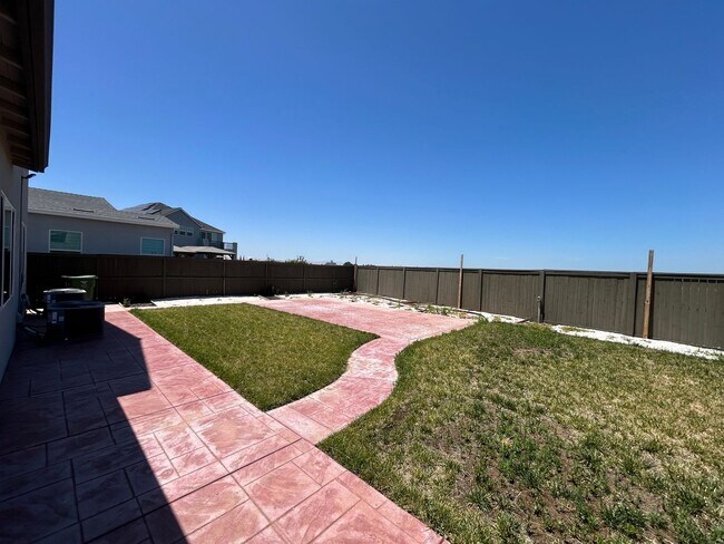 Building Photo - Spacious 4 Bed 2.5 Bath Home in Ellis with Solar!