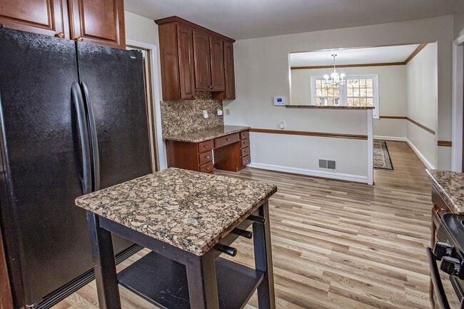 Building Photo - Lovely Colonial Home in Sharpley