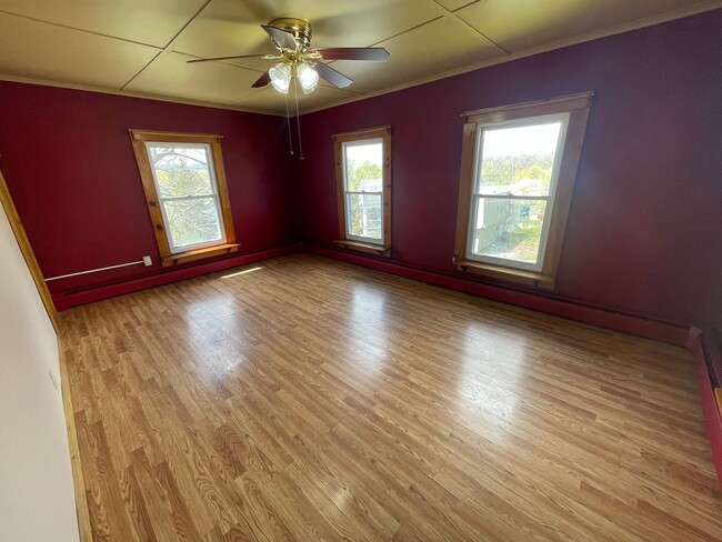 Building Photo - Colorful, eclectic 3-bedroom house in Pitt...