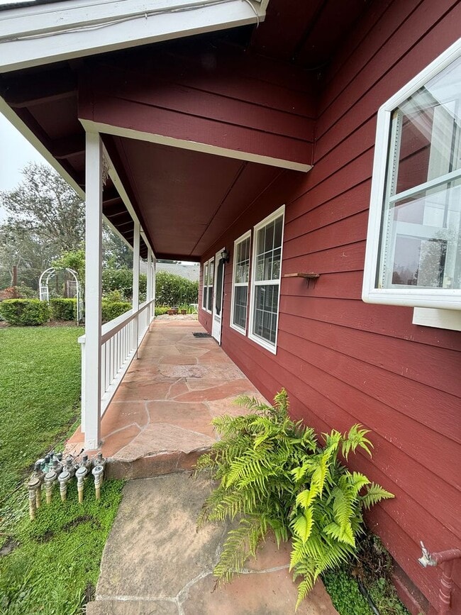 Building Photo - Experience the perfect blend of comfort, s...