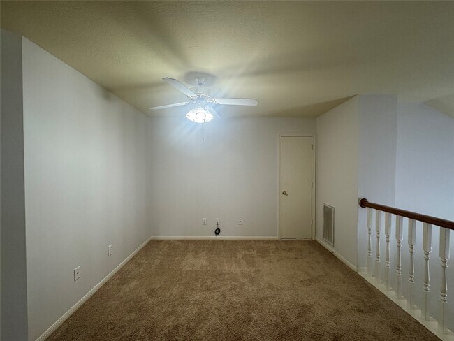 Building Photo - 210 Rolling Plains Dr