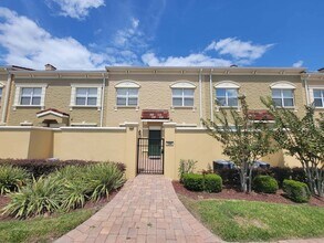Building Photo - 4/3.5 TOWNHOME VILLA in Waterstone-Davenport