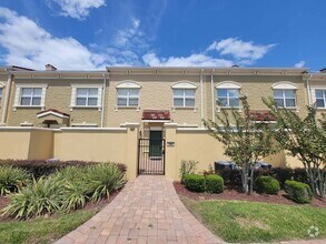 Building Photo - 4/2.5 TOWNHOME VILLA in Waterstone-Davenpo...