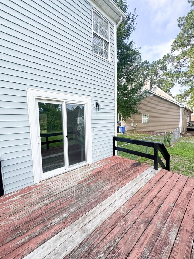 Building Photo - Conveniently Located 3 Bed 2.5 Bath Home i...