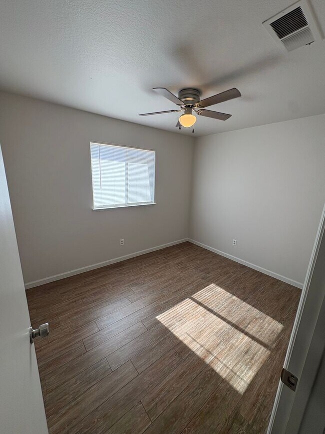 Building Photo - 4 Bed 2 Bath Single Family Home in Hanford!