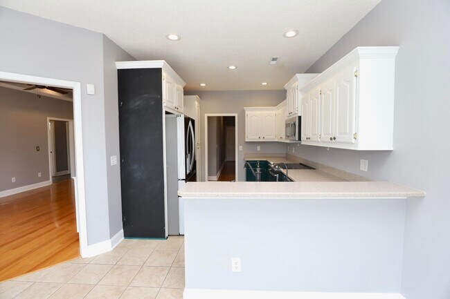 Building Photo - 1855 Beachforest Way