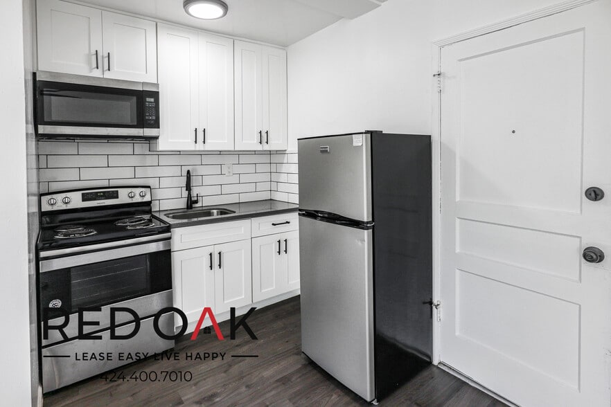 Building Photo - 851 S Kenmore Ave