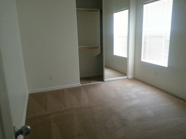 Building Photo - HOUSE FOR RENT