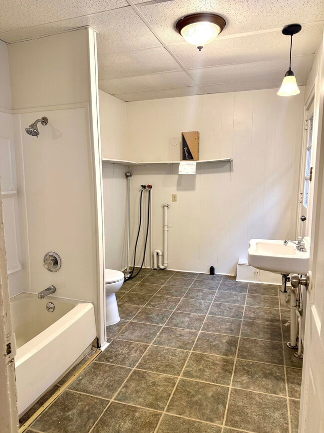 Building Photo - 144 E Main St