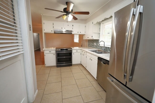 Building Photo - 1104 Kimberly Dr