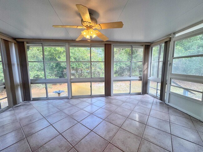 Building Photo - 932 Delcie Dr