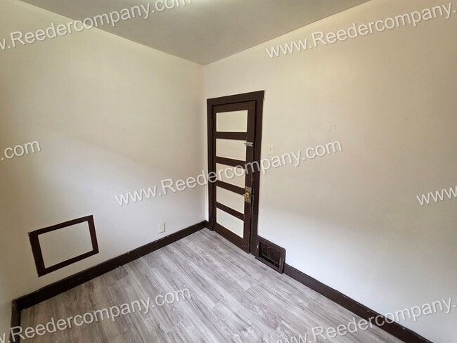 Building Photo - 3 bedroom house with brand new flooring