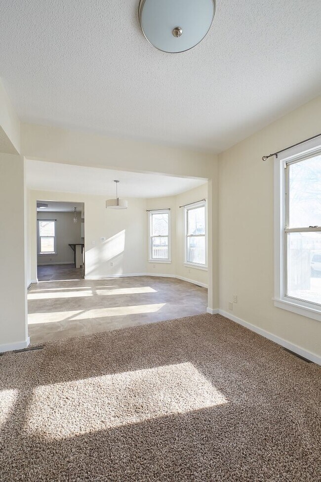 Building Photo - Lincoln