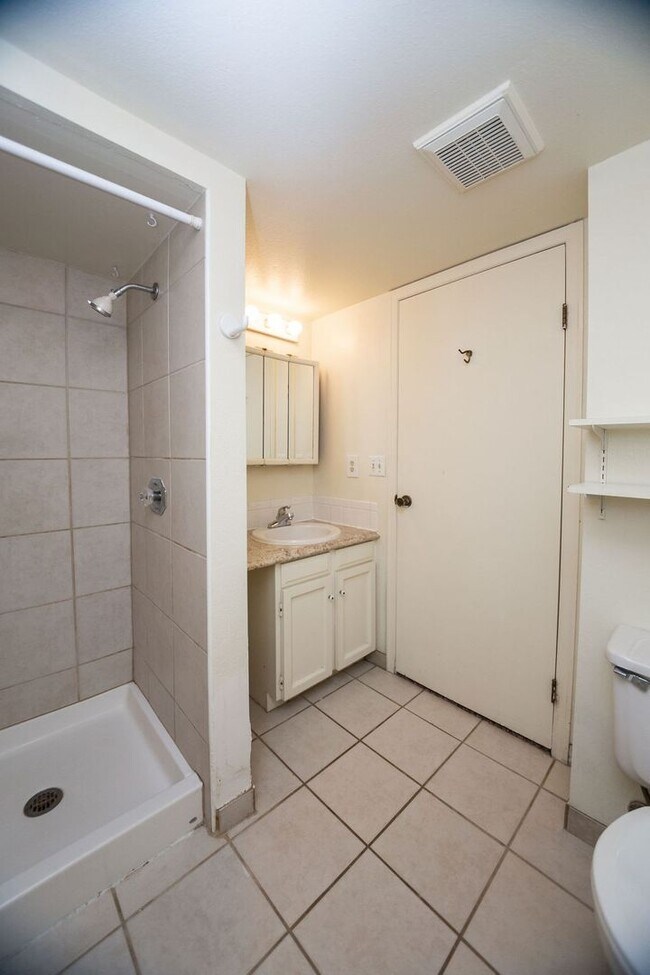 Building Photo - Spacious 4 Bedroom in Mid-Town Fort Collins