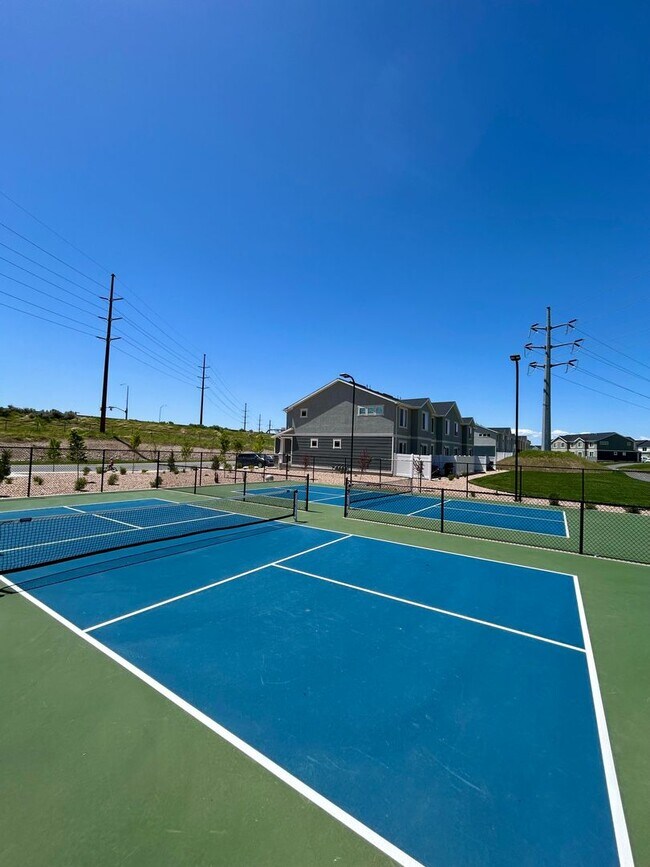 Building Photo - End Unit 3 bed 2 bath Townhome in Spanish ...