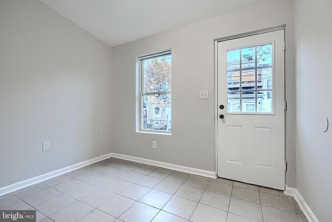 Building Photo - 1127 Sargeant St