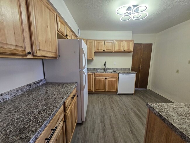 Building Photo - 3 BEDROOM ON LYNWOOD