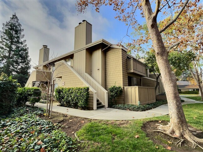 Building Photo - 1 Bed/1 Bath Updated Condo with Great Amen...