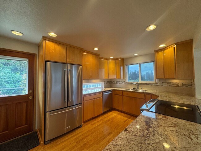 Building Photo - Stunning Three Bedroom With Amazing Views!