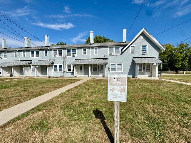 Building Photo - 2 Bed, 1 Bath Townhome Across from Stephens Park – $1,200/month (All Utilities Except MidAmerican...