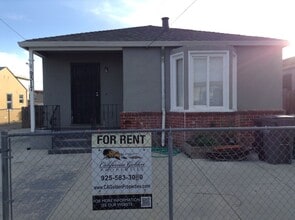 Building Photo - Cute Duplex front unit available