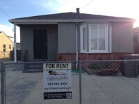 Building Photo - Cute Duplex front unit available