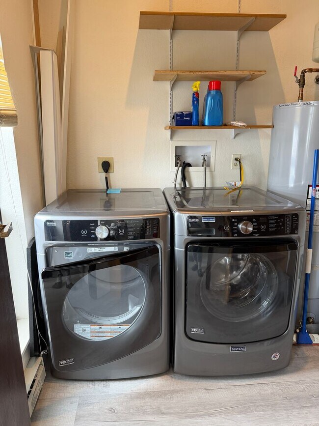 Building Photo - Furnished 2 Bedroom 1.5 Bath Condo on the Roaring Fork River