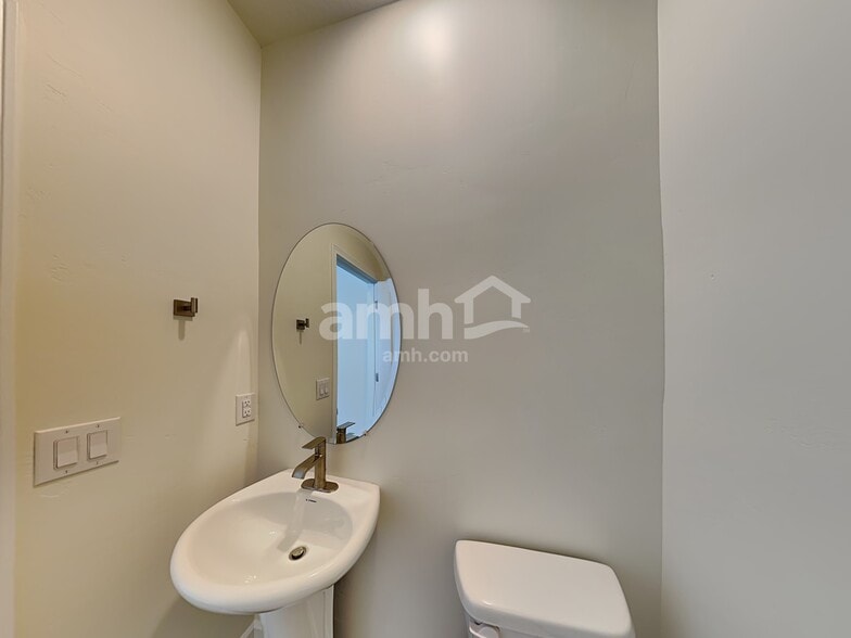 Building Photo - 6033 W Copperhawk Dr