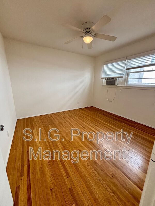 Building Photo - 1702 W Victory Blvd
