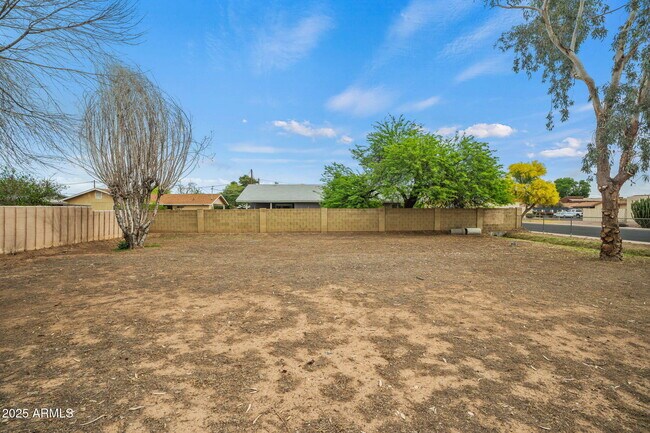 Building Photo - 2534 E Randall Dr