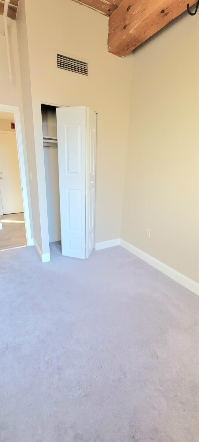 Building Photo - 2 Manchester St