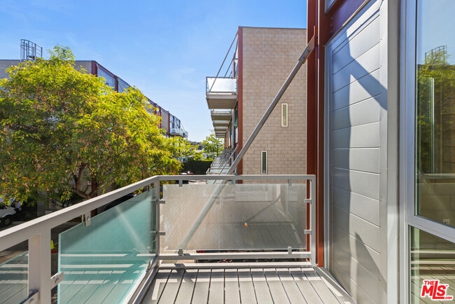 Building Photo - 3450 Cahuenga Blvd