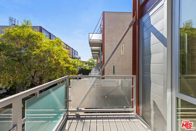 Building Photo - 3450 Cahuenga Blvd W