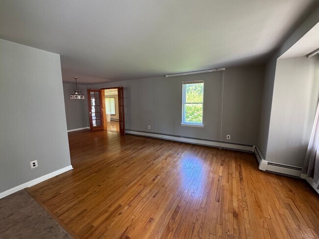 Building Photo - Lower Gywnedd 3 Bedroom 1.5 Bath Colonial in Penllyn Pa $2,750/month