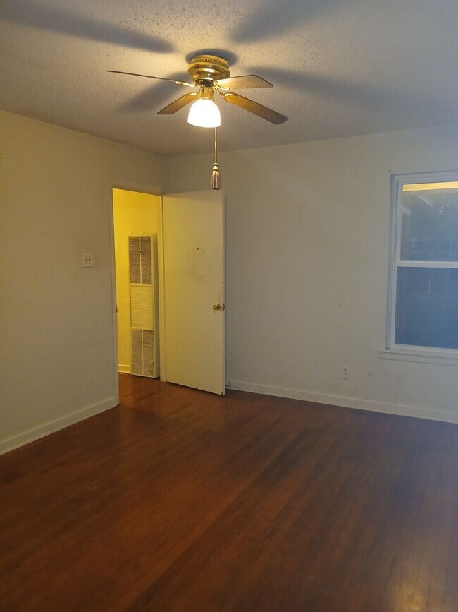 Building Photo - Avon 3015-3017