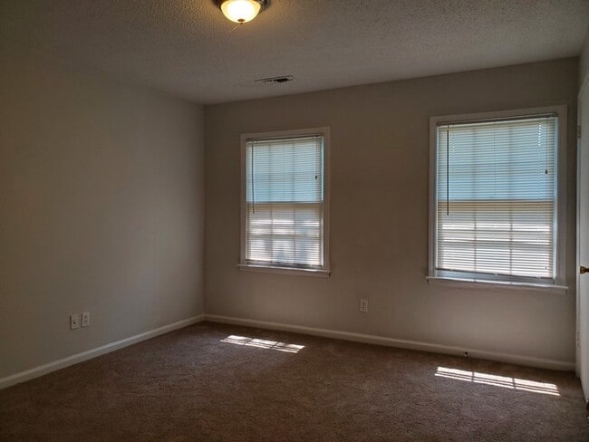 Building Photo - 2 Bedroom, 1.5 Baths Townhome in Candlewood Community.