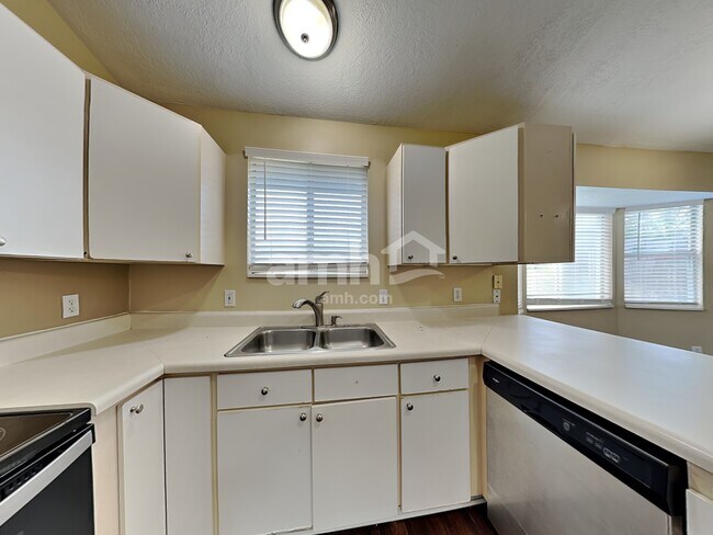 Building Photo - 5870 S Clear Vista Dr