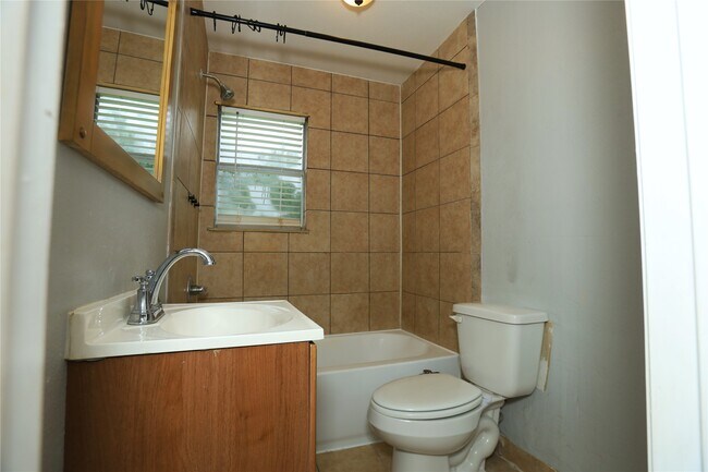 Building Photo - 713 S Valderas St