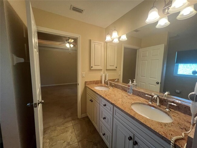 Building Photo - 12660 SW Lakeside Dr