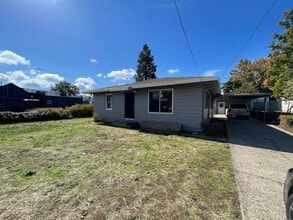 Building Photo - 3 bedroom 1 1/2 bath newly remodeled Roseb...